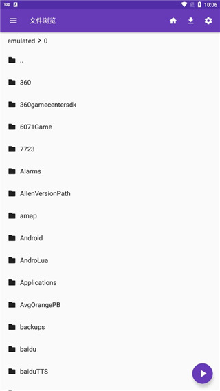 玻璃花瓶中插着蓝雪花与尤加利壁纸